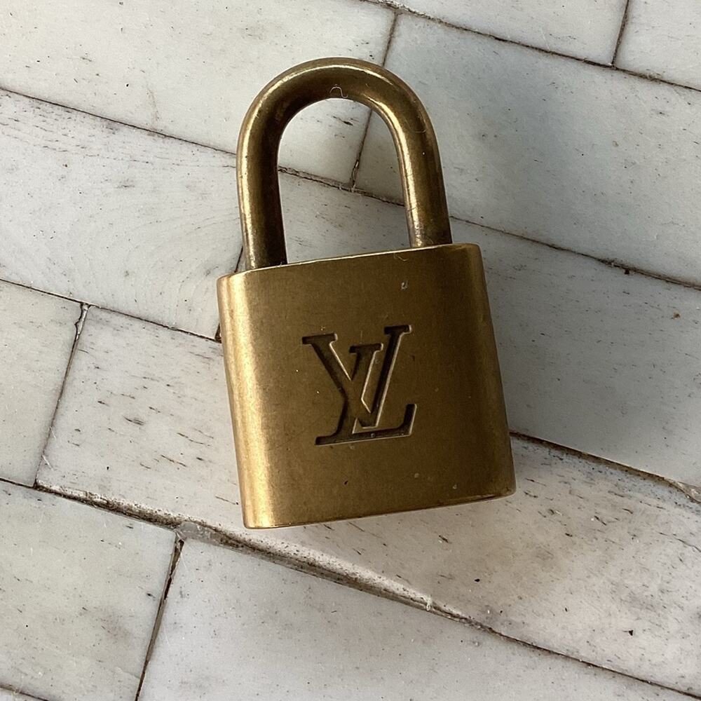 LV Louis Vuitton Lock Only # 322